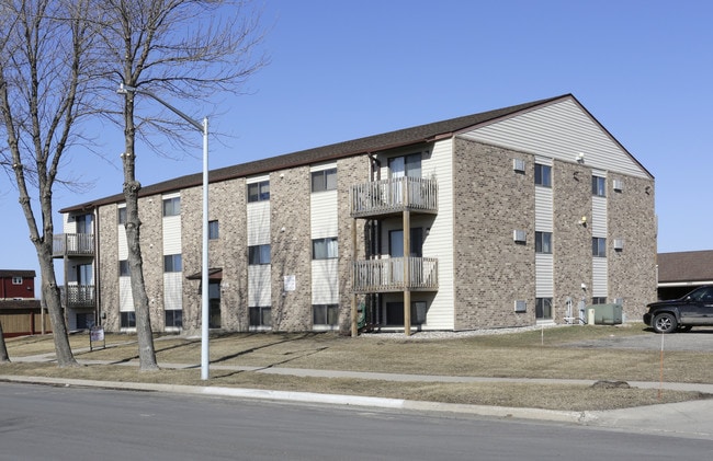 3220 9th St in Moorhead, MN - Building Photo - Primary Photo