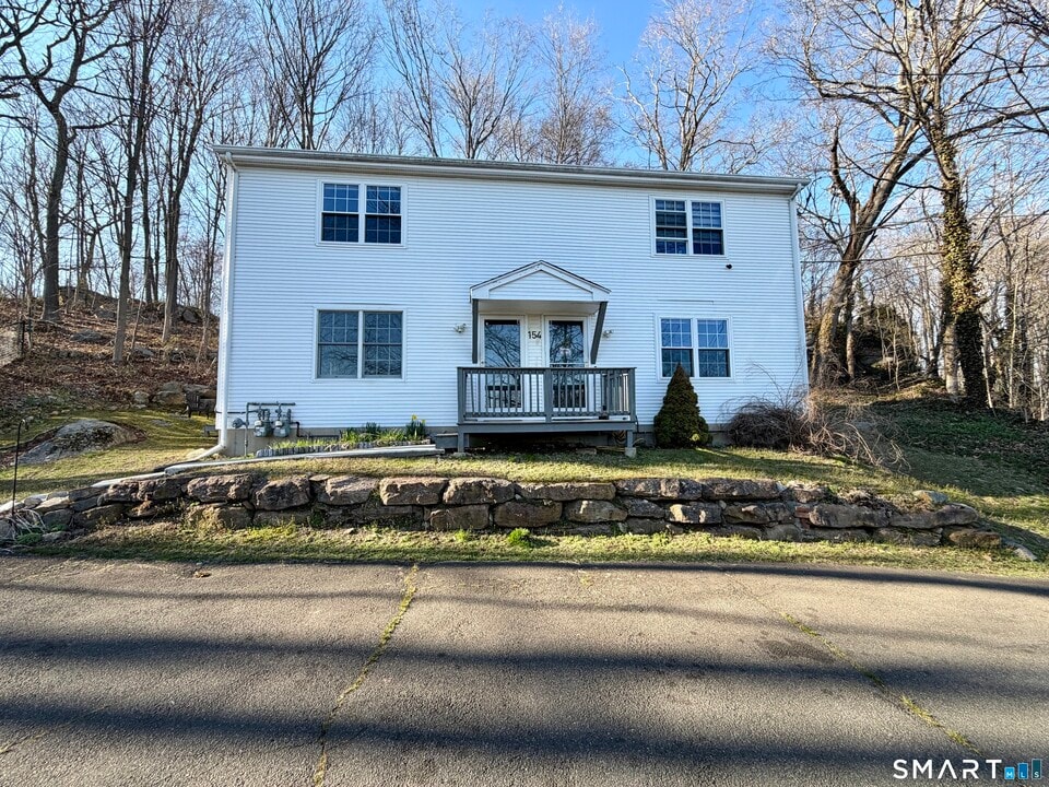 154 E Main St in Branford, CT - Building Photo