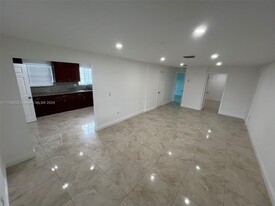 4365 W 1st Ave in Hialeah, FL - Building Photo - Building Photo