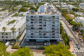 The Park Gardens in Miami Beach, FL - Building Photo - Building Photo