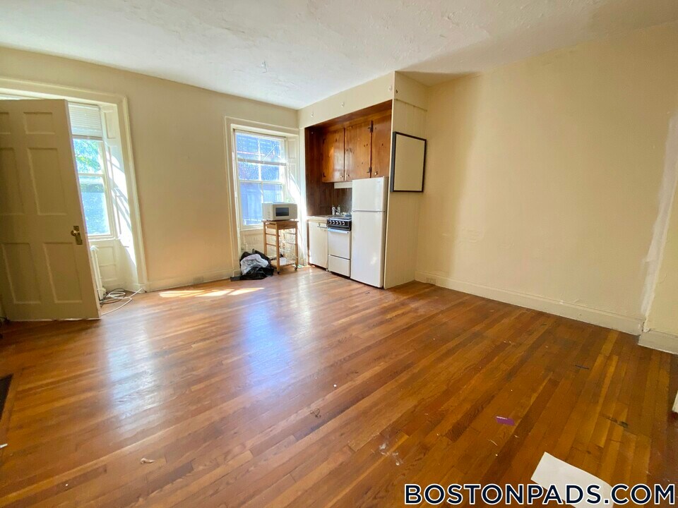 90 Myrtle St in Boston, MA - Building Photo