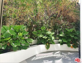 1611 S Beverly Glen Blvd in Los Angeles, CA - Foto de edificio - Building Photo
