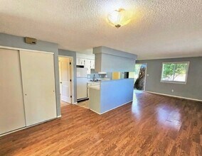 1202 4th Ave in Gold Hill, OR - Building Photo - Building Photo