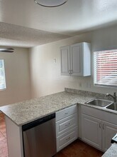 5462 Adobe Falls Rd in San Diego, CA - Foto de edificio - Building Photo