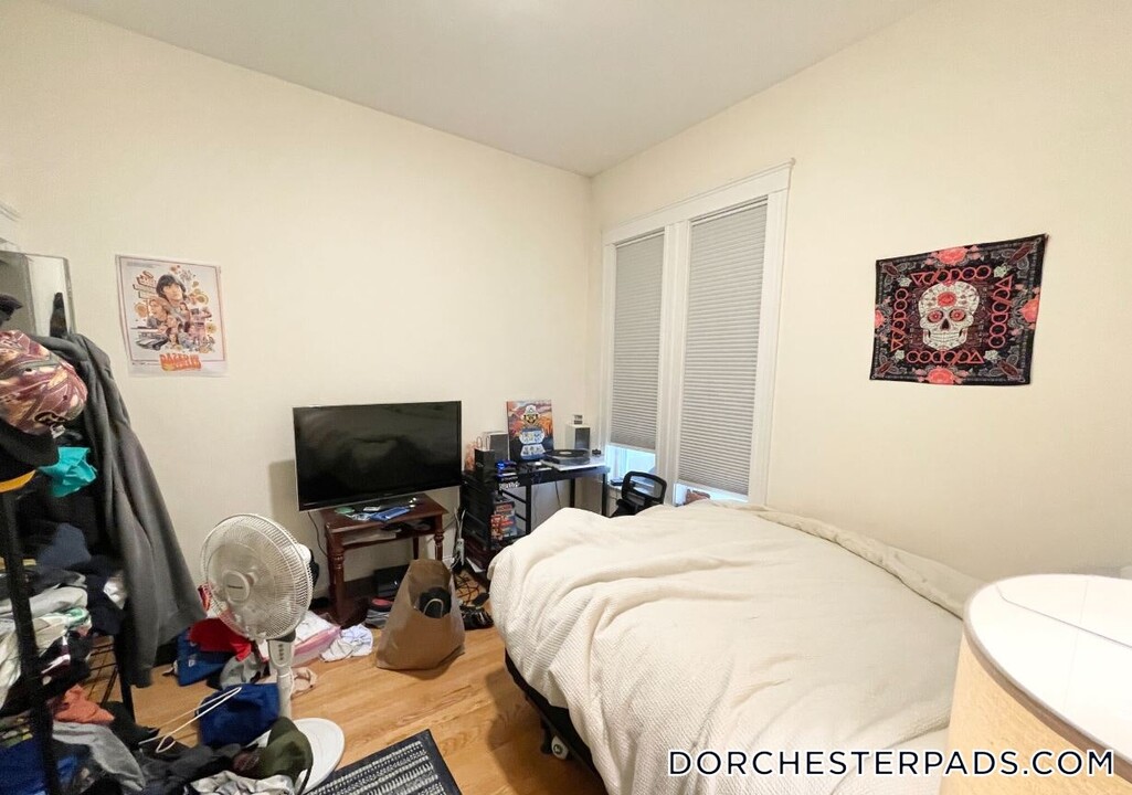 7 Grant St in Boston, MA - Building Photo