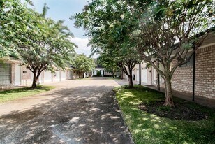 5629 Winsome Ln in Houston, TX - Building Photo