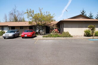 Lancaster Court Apartments in Salem, OR - Building Photo - Interior Photo