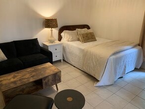 1144 NW 7th Ave, Unit All inclusive Boho Studio in Fort Lauderdale, FL - Building Photo - Building Photo