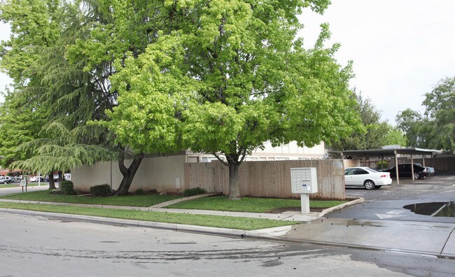 Summit Apartments in Fresno, CA - Foto de edificio - Building Photo