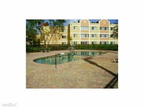 6175 NW 186th St-Unit -# 12 in Hialeah, FL - Building Photo - Building Photo