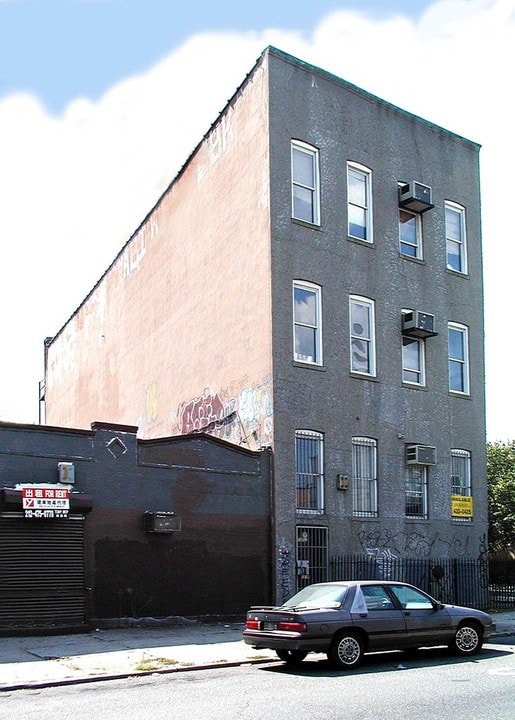 65-02 60th Pl in Ridgewood, NY - Building Photo