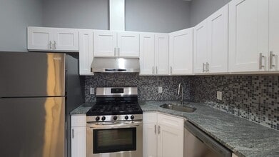 100 Griffith St in Jersey City, NJ - Foto de edificio - Building Photo