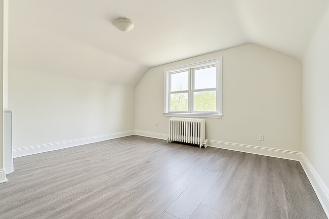 23 Augusta Ave in St Catharines, ON - Building Photo - Building Photo