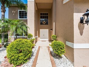 584 Cambridge Dr in Weston, FL - Building Photo - Building Photo