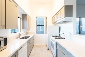 2584 S Centinela Ave, Unit 7 in Los Angeles, CA - Foto de edificio - Building Photo