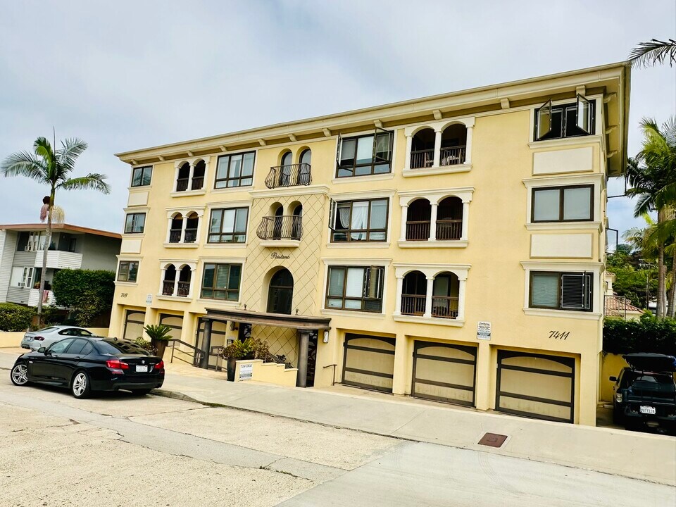 7411 Herschel Ave in San Diego, CA - Foto de edificio