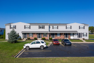 Carriage House Apartments & Townhomes in Adrian, MI - Building Photo - Building Photo