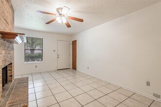 3009 Manor Ln, Unit B in Huntsville, TX - Building Photo - Building Photo