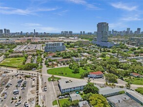 114 SE 8th St in Hallandale Beach, FL - Building Photo - Building Photo