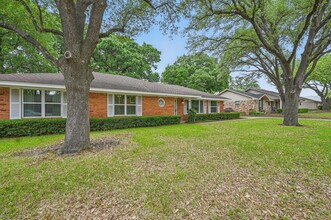 2221 Prince John Dr in Grand Prairie, TX - Foto de edificio - Building Photo