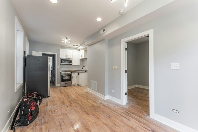 1624 W Beach Ave in Chicago, IL - Building Photo - Building Photo