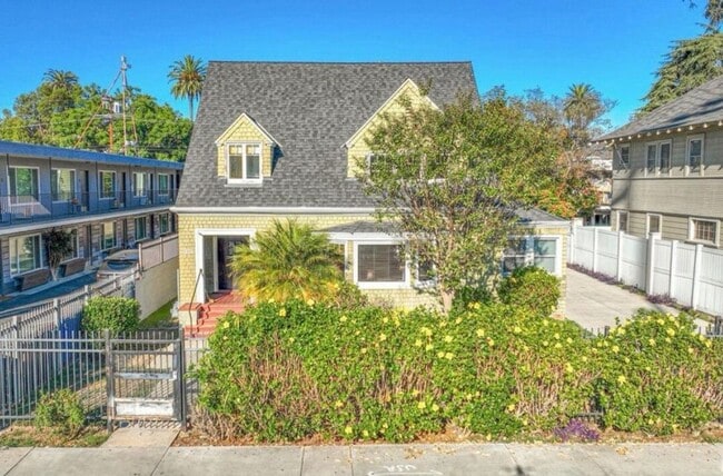 property at 921-923 W 30th St