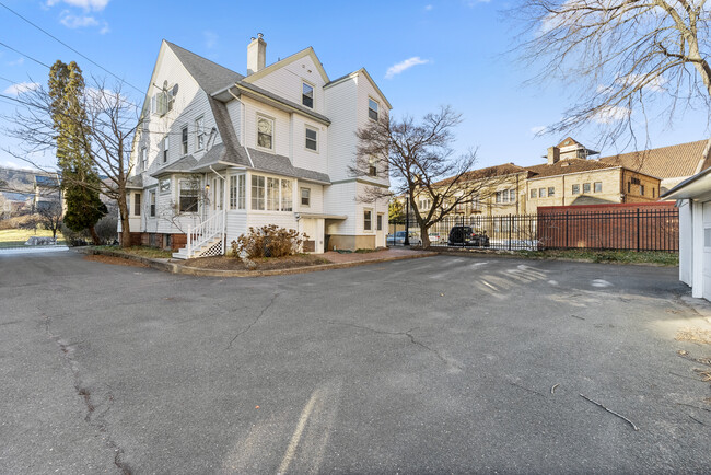 16 Trinity Pl, Unit 1 in Montclair, NJ - Building Photo - Building Photo