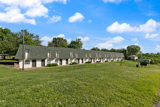 White Oak Apartments in Dickson, TN - Building Photo - Building Photo