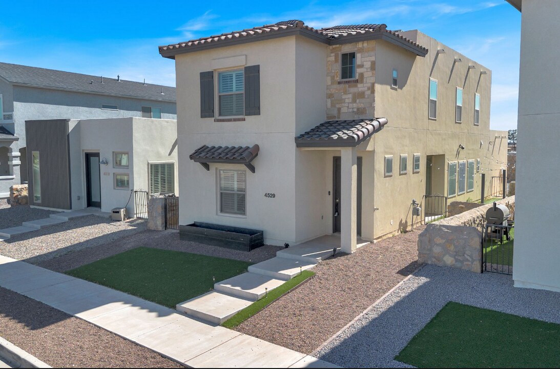 4529 Mark Avizo in El Paso, TX - Foto de edificio