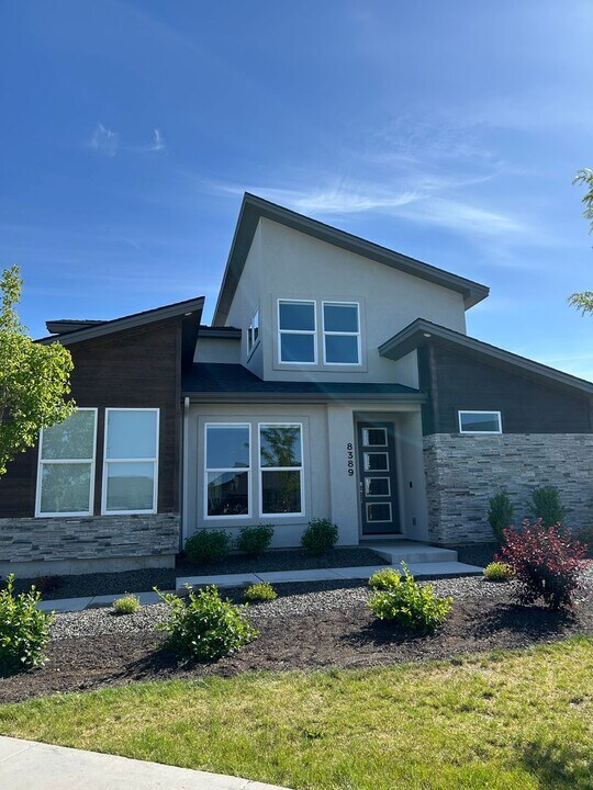 8389 W Shams Ln in Eagle, ID - Building Photo