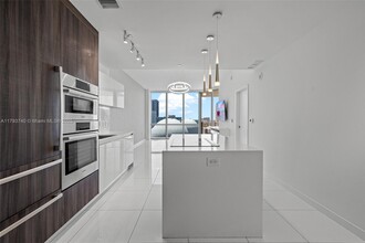 951 NE 1st Ave, Unit 111 in Miami, FL - Building Photo - Building Photo
