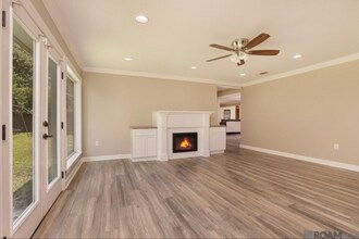 915 Sharon St in Denham Springs, LA - Foto de edificio - Building Photo