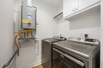 2011 De Milo Dr in Houston, TX - Building Photo - Building Photo