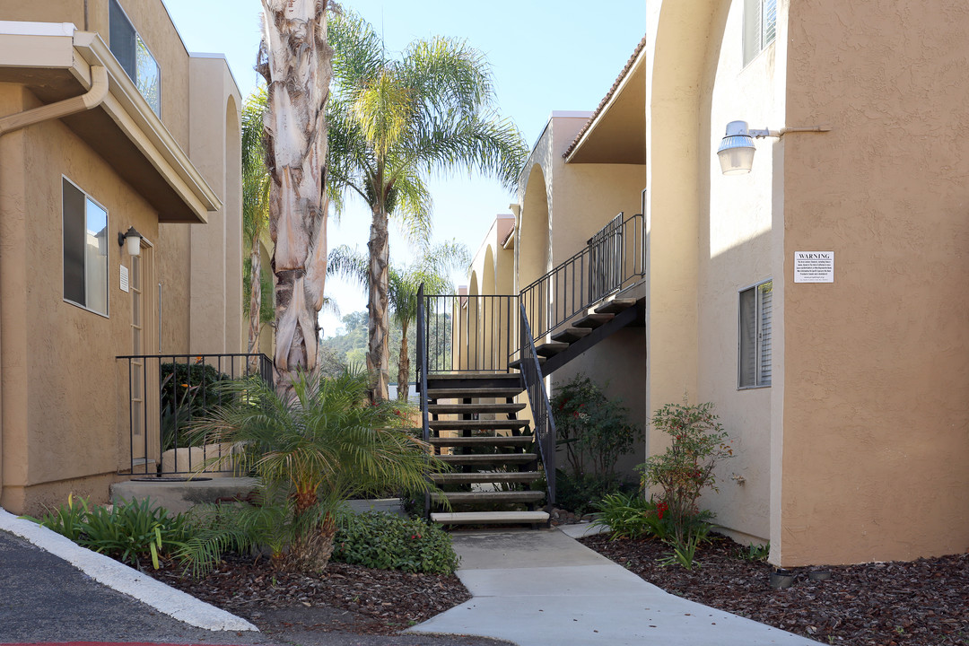 Poway Apartments in Poway, CA - Foto de edificio