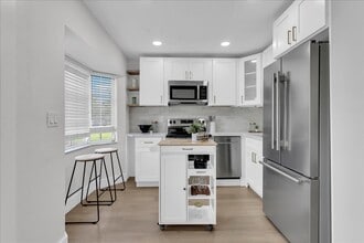 766 71st Ave N in St. Petersburg, FL - Building Photo - Building Photo