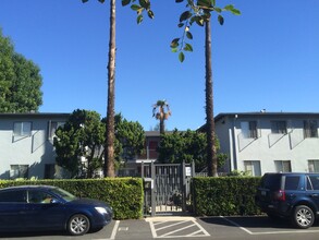 4900 Woodman Ave, Unit 3 in Sherman Oaks, CA - Foto de edificio - Building Photo