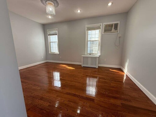 18 W 49th St in Bayonne, NJ - Building Photo - Building Photo