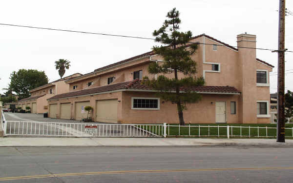 2402-2406 Delaware St in Huntington Beach, CA - Building Photo