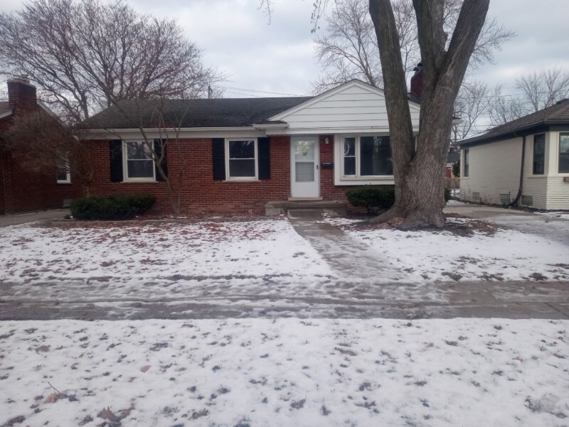 21315 Prestwick Ave in Harper Woods, MI - Foto de edificio
