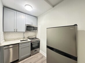 510 W Belmont Ave, Unit J2 in Chicago, IL - Foto de edificio - Building Photo