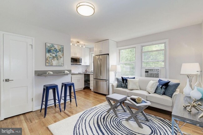 4004 Beecher St NW, Unit 301 in Washington, DC - Building Photo - Building Photo