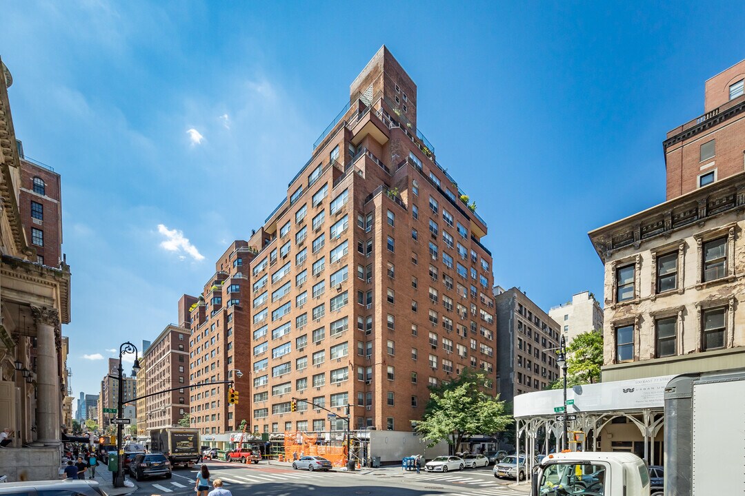 136 E 76th St in New York, NY - Building Photo