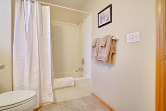 731 Elm St SW, Unit Upstairs Apartment in Albany, OR - Foto de edificio - Building Photo