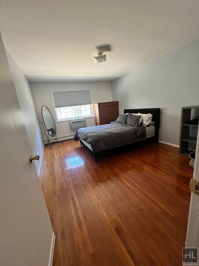 74 STREET, Unit 1 in Queens, NY - Foto de edificio - Building Photo