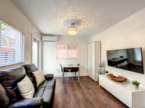 2660 SW 36th Ave, Unit C in Miami, FL - Building Photo - Building Photo