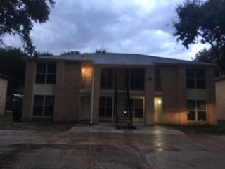 1010 Gunnison St, Unit B in Sealy, TX - Foto de edificio - Building Photo