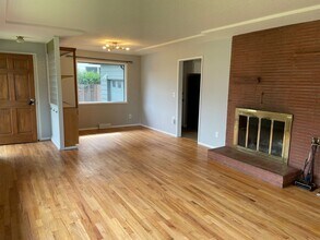 6710 SE Reedway St in Portland, OR - Building Photo - Building Photo