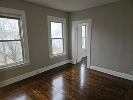 107 Thompson St, Unit 2nd floor in New Haven, CT - Building Photo