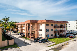 Caribbean Club Apartments in North Miami, FL - Building Photo - Building Photo