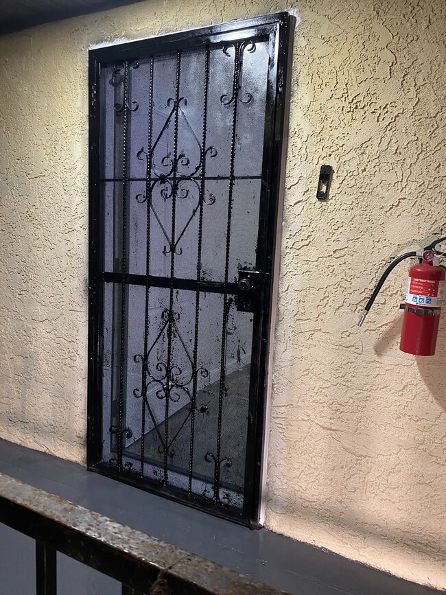 1539 E Young St in Wilmington, CA - Foto de edificio - Building Photo